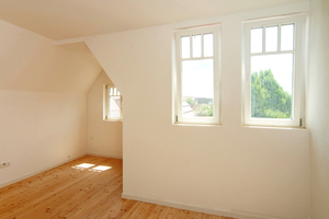  Die neuen Holzfenster korrigieren vormalige ästhetische Fehlentscheidungen 