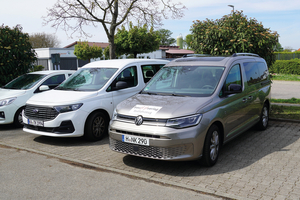  Der „Caddy V“ und der „Ford Tourneo Connect“ (links) basieren beide auf der „MQB“-Plattform 