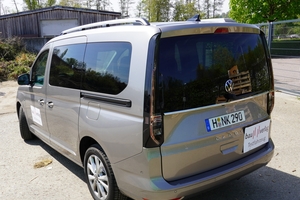  Der „VW Caddy“ in der Heckansicht. Die seitlichen Schiebetüren erleichtern das Ein- und Aussteigen für die Fahrgäste in den hinteren Sitzreihen 