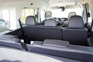  Links: Mit 7 Sitzplätzen und langem Radstand erweist sich der „Caddy V“ als sehr geräumig 