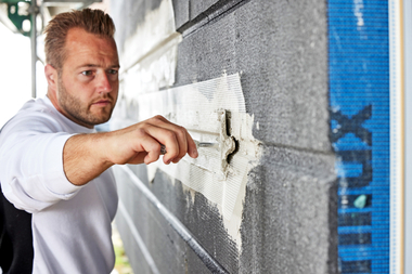 F?r die sichere Montage von Fassadenprofilen wird ein Kleber wie der ?WDVS Pulverkleber 3550? nach der Armierung aufgetragen