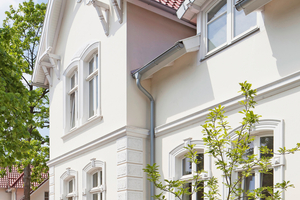  Ein stilvoll saniertes Bestandsgebäude mit Bossen-platten, Fenster- und Gesimsprofile aufwendig model-lierter Fassade 