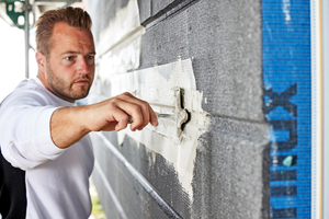  Spezialgewebe wird für die Bossierung der Fassade auf den Dämmplatten aufgebracht 