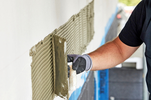  Für die sichere Montage von Fassadenprofilen wird ein Kleber wie der ?WDVS Pulverkleber 3550? nach der Armierung aufgetragen 