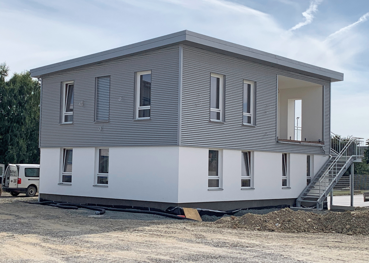 Erstes Gebäude mit formgepressten Lehmsteinen, bemessen nach DIN 18940