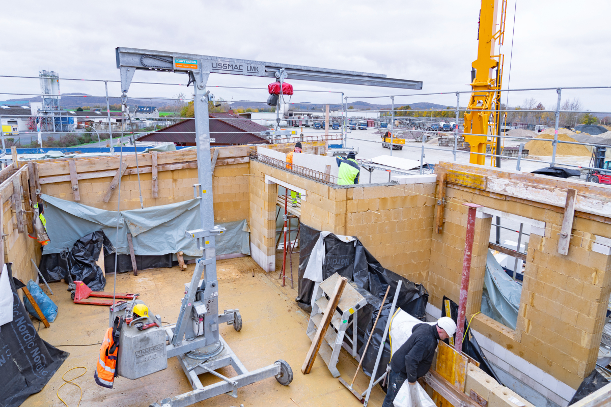 Baustelle mit großformatigen Lehmplansteinmauerwerk. Über die Verarbeitung berichten wir in Teil 2