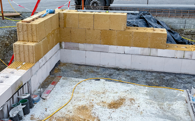 Erstes Gebäude mit formgepressten Lehmsteinen, bemessen nach DIN 18940