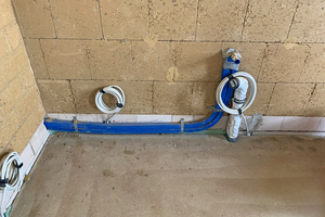  Nach dem Einbau des Estrichs: Die Schicht aus wasserfesten Steinen muss mindestens 5 cm über Oberkante Fertigfußboden ausgeführt werden, um das aufgehende Mauerwerk im Havariefall zu schützen 