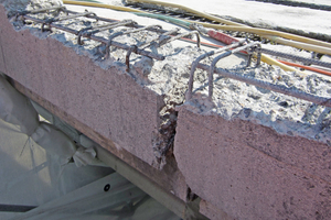  Die Verarbeitung von Reparaturmörteln erfolgt in mehreren Schritten. Zunächst muss sämtliche Bewehrung gemäß Reinheitsgrad SA 2 gesäubert werden 