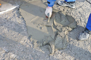  Für Industrieböden eignen sich standfeste Reparaturmörtel. Der „Repafast Tixo” lässt sich bis -10 °C verarbeiten 