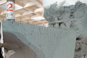  Die Hochleistungs-Instandsetzungsmörtel sind faserarmiert. Dies bedeutet, dass kurze Fasern beigemischt sind, um die mechanischen Eigenschaften zu verbessern 