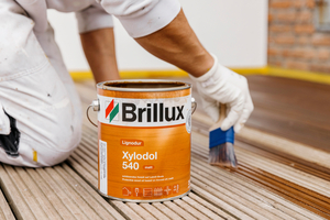  Terrassen: Für die stark beanspruchten Flächen empfiehlt sich ein Holzöl wie „Lignodur Xylodol 540“. Das Produkt auf Leinöl-Basis schützt Terrassen vor UV-Strahlung und wirkt feuchtigkeitsregulierend 