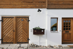  Türen und Fenster: „Lignodur TopGuard 280“ bewahrt die natürliche Schönheit der Holzbauteile. Mit hoher Farbtonstabilität und anfeuernder Oberflächenwirkung eignet sich die Holzlasur für anspruchsvolle Flächen, die optisch hervorstechen sollen 