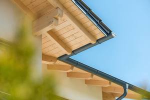  Unten links: Dachuntersichten: Aufgrund der fehlenden Sonneneinstrahlung sind diese Flächen anfällig für Algen- und Pilzbefall. In Protect-Qualität eingestellt bietet „Lignodur VarioGuard Tix 510“ hier zuverlässigen Schutz  