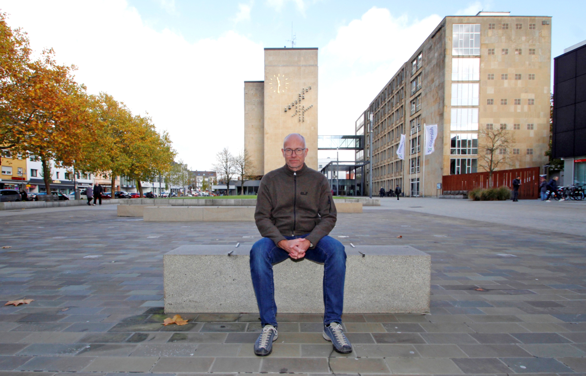 Thomas Wieckhorst, Chefredakteur der bauhandwerk, vor dem Rathaus in Gütersloh