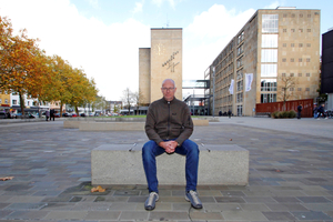  Thomas Wieckhorst, Chefredakteur der bauhandwerk, vor dem Rathaus in Gütersloh 