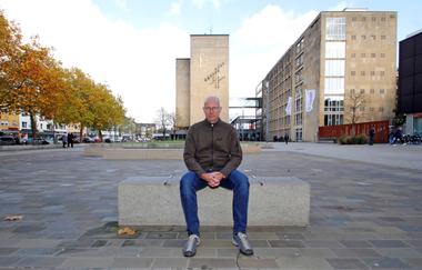 Thomas Wieckhorst, Chefredakteur der bauhandwerk, vor dem Rathaus in G?tersloh