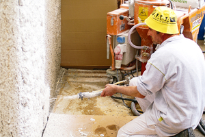  Insgesamt wurden 90 m² „Biotherm” in einer Schichtdicke von 80 mm maschinell aufgetragen. Als Haftbrücke fungierte ein mineralischer Grundputz 