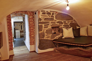  Vom muffigen Schlosskeller zur behaglichen Wellness-Oase. Möglich wurde dies durch den Einsatz des Spezialputzes „Haga Biotherm”  