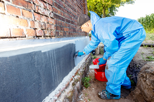  Die Außenabdichtung des Sockels führten die Handwerkerinnen und Handwerker mit der multifunktionalen Bauwerksabdichtung ?MB 2K? durch 