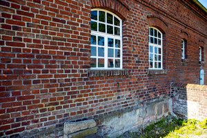  Vor der Sanierung: Der historische Stall- und Speicherkomplex hatte nach jahrzehntelanger landwirtschaftlicher Nutzung lange leer gestanden 