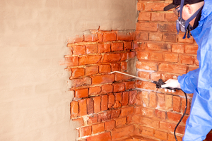  Das Ziegelmauerwerk im Inneren wurde zur Verkapselung bauschädlicher Salze mit der Salzsperre ?Salt IH? grundiert 