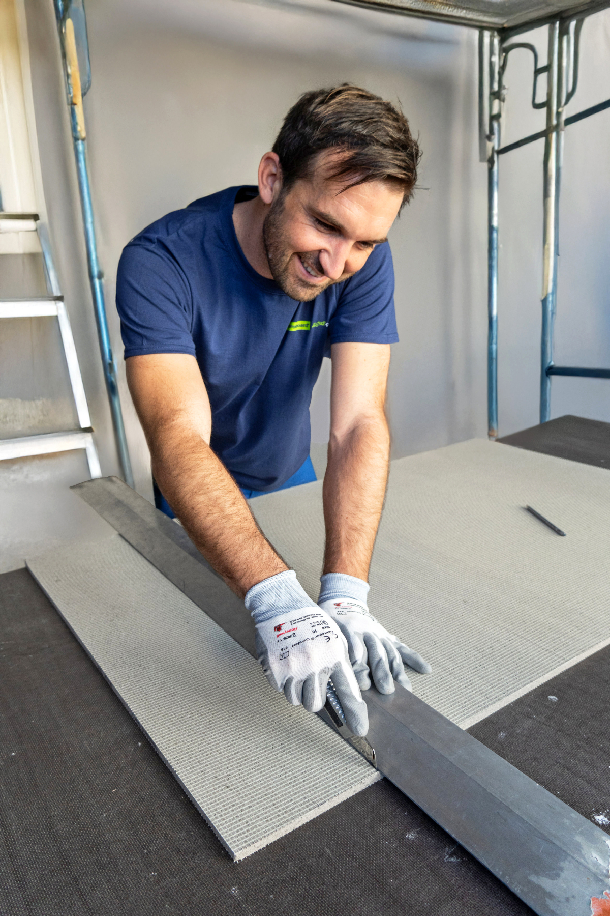 Einfacher, staubarmer Zuschnitt: Mit dem Cutter die Oberfläche anritzen