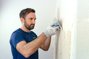  Den leicht gekörnten „VeroBoard AllStar Kombimörtel“ auftragen, glatt ausstreichen und abfilzen 