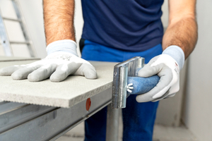  Die Kante mit Schleifgitter egalisieren 