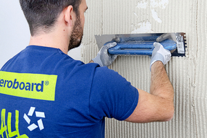  ?VeroBoard AllStar Kombimörtel? mit der Zahntraufel auf die Wand auftragen 
