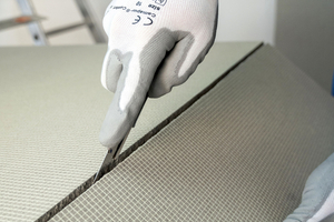  Das rückseitige Gewebe der Platte durchtrennen 