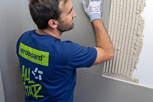  Die ?VeroBoard AllStar Anti-Schimmelplatte? in die Mörtelschicht eindrücken 