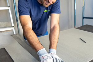  Einfacher, staubarmer Zuschnitt: Mit dem Cutter die Oberfläche anritzen 