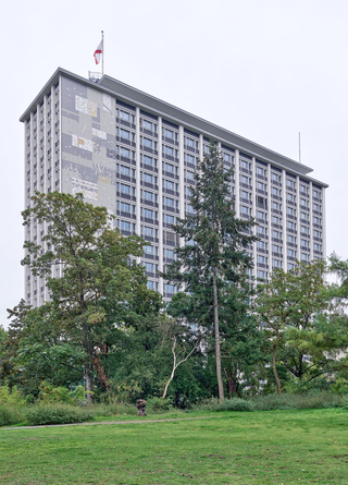 In der Ansicht gut zu erkennen: Die vertikalen Fassadenstützen, das Treppenhaus sowie die etwa 10 m breite Mosaikfassade