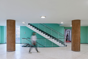  Das zentrale Treppenhaus im Hochhaus mit aufgearbeitetem Terrazzoboden. Im Rücken des Betrachters sind die neuen Aufzüge 