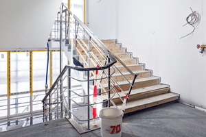  Um den Terrazzoboden der Treppe mit seinen markanten Ziegeleinsprengseln zu schützen, musste dieser in der Bauphase gut geschützt werden 