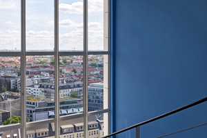  In den Treppenhäusern konnten der bauzeitliche Terrazzobelag sowie Geländer und Handläufe erhalten werden 