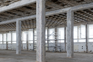  Nachdem sämtliche schadstoffbelastete Verkleidungen und Bodenbeläge entfernt worden waren, wurde der Zustand der Stahlbetonstützen, -decken und -unterzüge sichtbar 