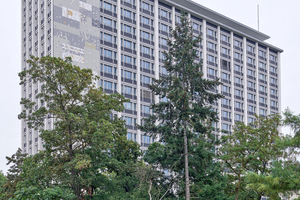  In der Ansicht gut zu erkennen: Die vertikalen Fassadenstützen, das Treppenhaus sowie die etwa 10 m breite Mosaikfassade 