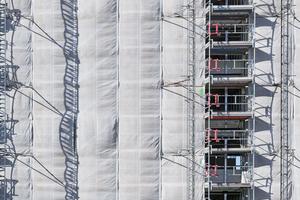  In dem Projekt wurde, trotz der Höhe des Gebäudes, nicht mit Kränen, sondern mit acht Gerüstaufzügen gearbeitet 
