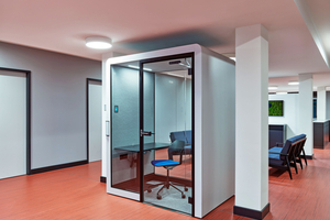  Eine Einzelkabine sowie eine offene Arbeitsfläche im neuen NewWork-Bereich der Verwaltung 