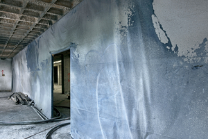  Während der Schadstoffsanierung wurde die Baustelle in Schwarz-Weißbereiche gegliedert 