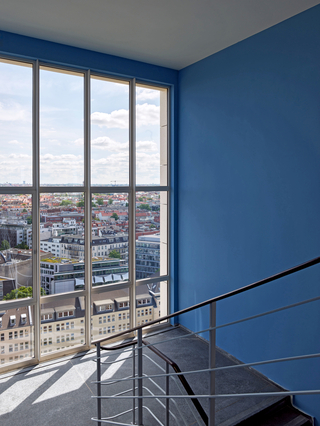 In den Treppenhäusern konnten der bauzeitliche Terrazzobelag sowie Geländer und Handläufe erhalten werden