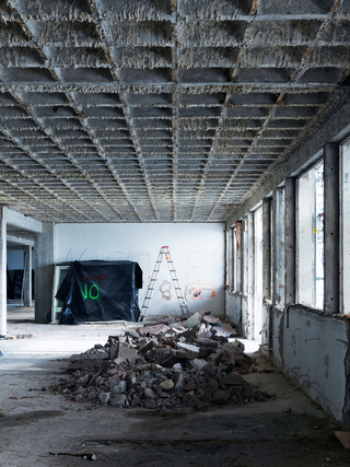 Etwa die Hälfte der 1838 Fenster wurde aufgearbeitet und musste zunächst im Gebäude gelagert und entsprechend gut geschützt werden