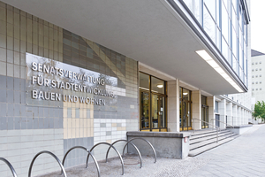  Auch der dreigeteilte Haupteingang wurde denkmalgerecht saniert und um eine barrierefreie Rampe ergänzt 