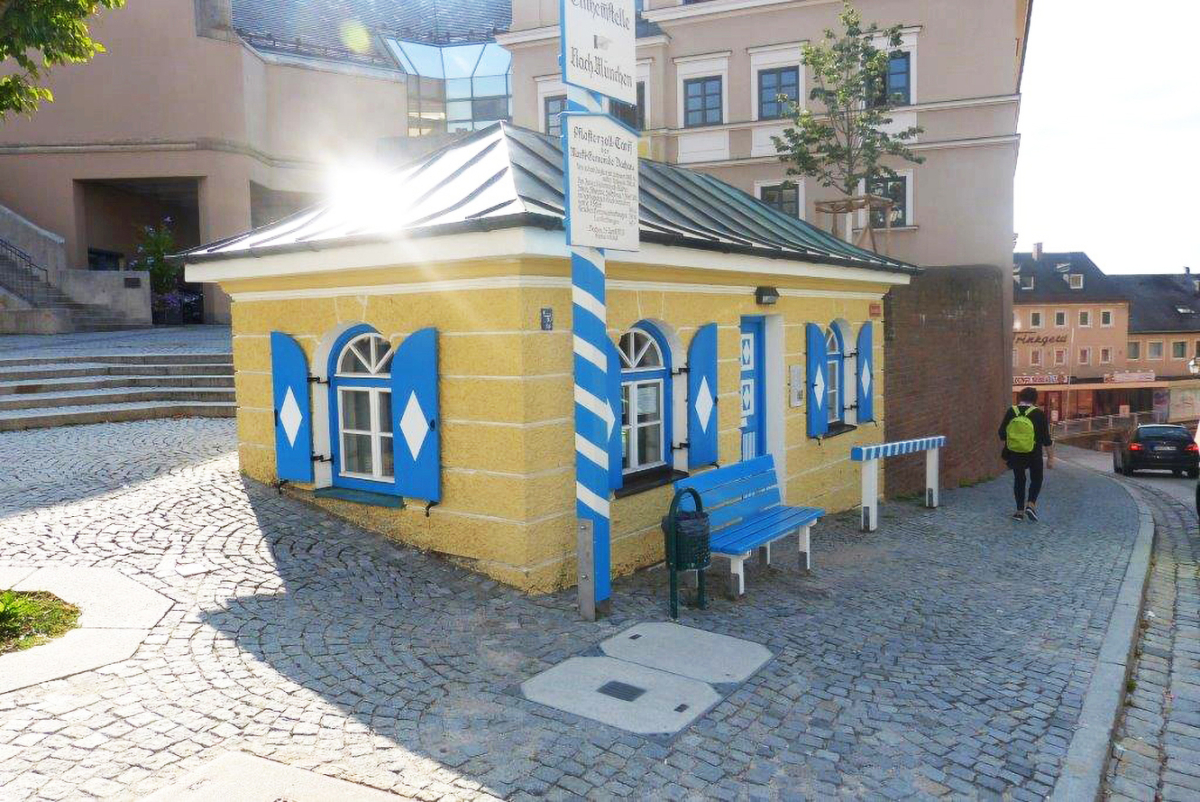 Das historische Zollhäuschen in der Dachauer Altstadt litt lange unter Feuchtigkeitsproblemen und wurde 2024 einer Komplettsanierung unter Einbeziehung des Denkmalschutzes unterzogen