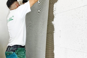  Aufbringen des Armierungsgewebes auf die ?Veinal ExsalTherm-Platten?, die Wärmedämmung und Feuchteschutz zugleich sind 