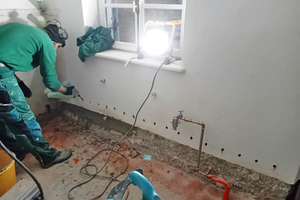  Zunächst wurde an allen Außenmauern eine Horizontalsperre gegen saugende, aufsteigende Feuchtigkeit durch drucklose Applikation im Bohrlochverfahren eingebaut 