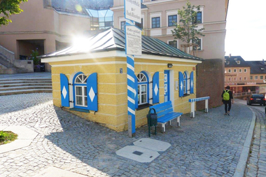 Das historische Zollh?uschen in der Dachauer Altstadt litt lange unter Feuchtigkeitsproblemen und wurde 2024 einer Komplettsanierung unter Einbeziehung des Denkmalschutzes unterzogen