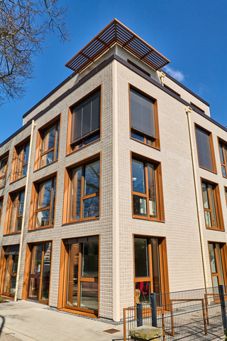 1 Kubisch stringentes Raster und viel Fensterfläche – der dreistöckige Neubau mit Penthouse in Kleve wird seiner exponierten Lage auch architektonisch gerecht 